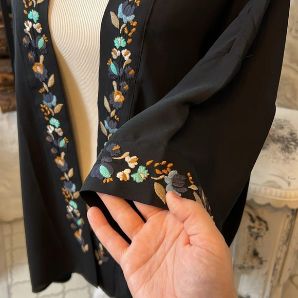 Forever 21 | Floral Embroidered Kimono - Picture 3 of 8